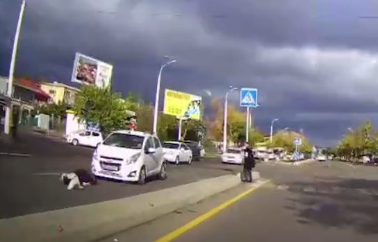 В Ташкенте водитель Spark сбил пожилую женщину на пешеходном переходе (видео)