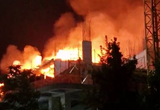 В центре Ташкента загорелось строящееся здание (видео)