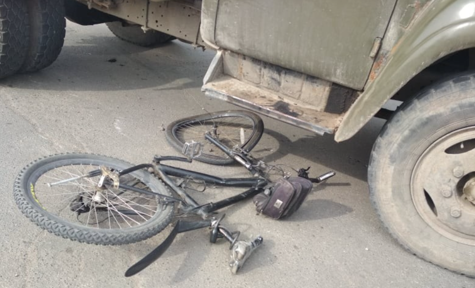 В Наманганской области водитель грузовика сломал ногу велосипедисту