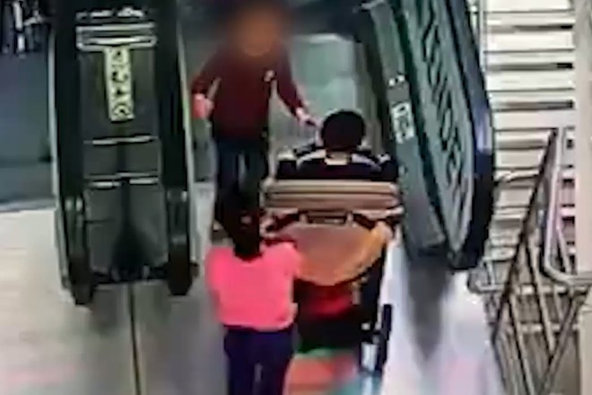 В московском ТЦ двое детей из Узбекистана опрокинулись на эскалаторе вместе с коляской