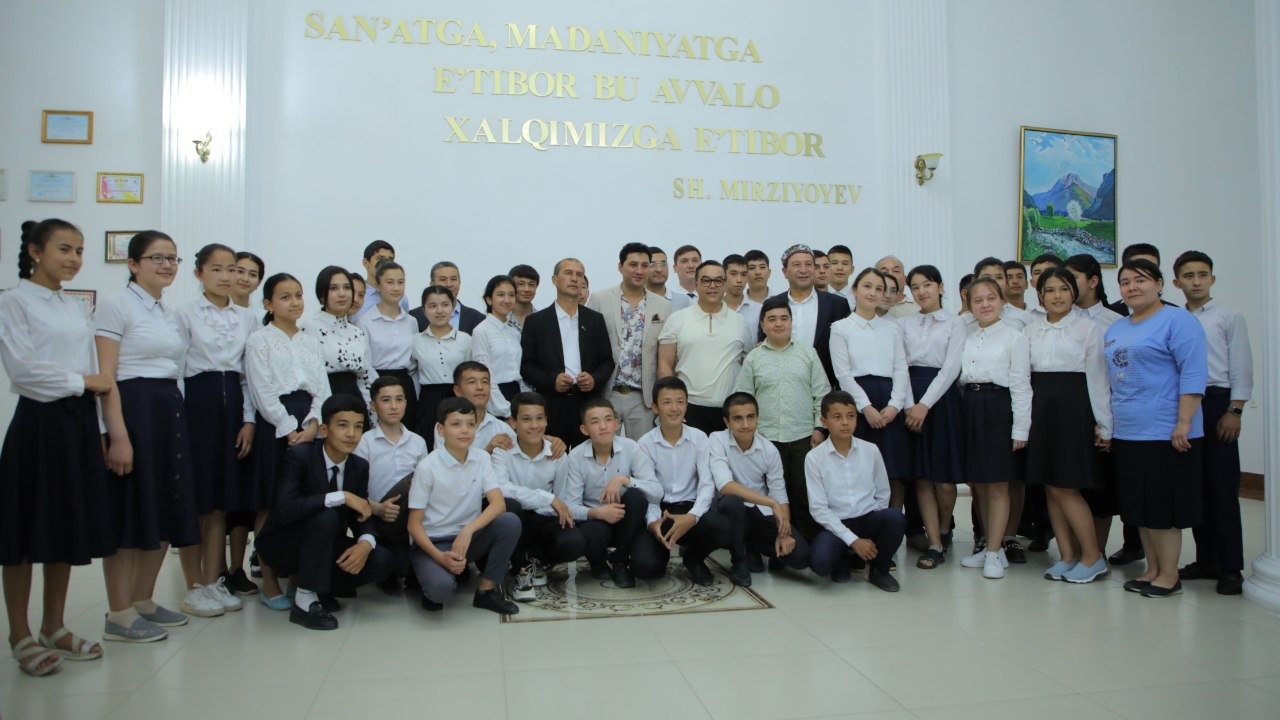 Почти 200 тысяч учеников старших классов Кашкадарьинской области принимают участие в конкурсе сочинений «Мой киногерой»