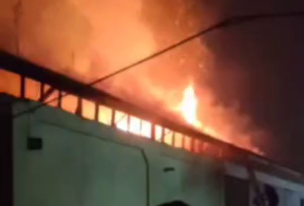 В одном из домов Андижана произошел пожар, трое детей сгорели заживо — видео