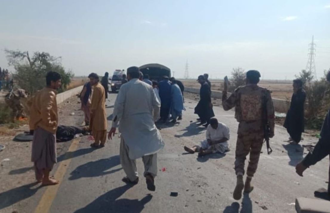 В Пакистане смертник взорвался рядом с полицейским фургоном, погибли девять человек (видео) 