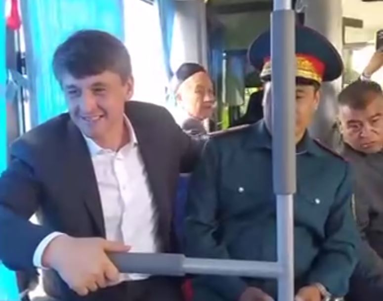 «Исправим все за раз». Хоким Ташкента прокатился на автобусе и попросил жителей потерпеть (видео)