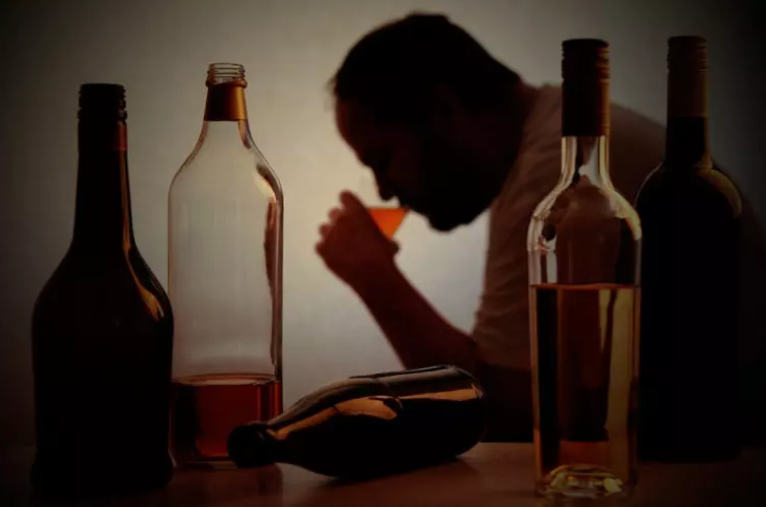 Врач назвал частоту употребления спиртного, считающуюся алкоголизмом