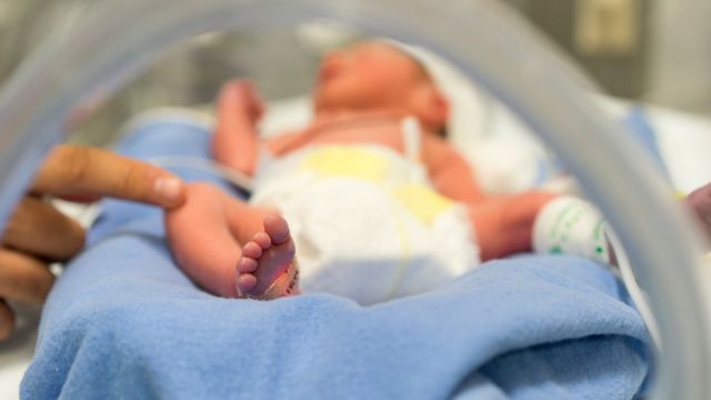В Великобритании появился на свет первый ребенок от трех родителей
