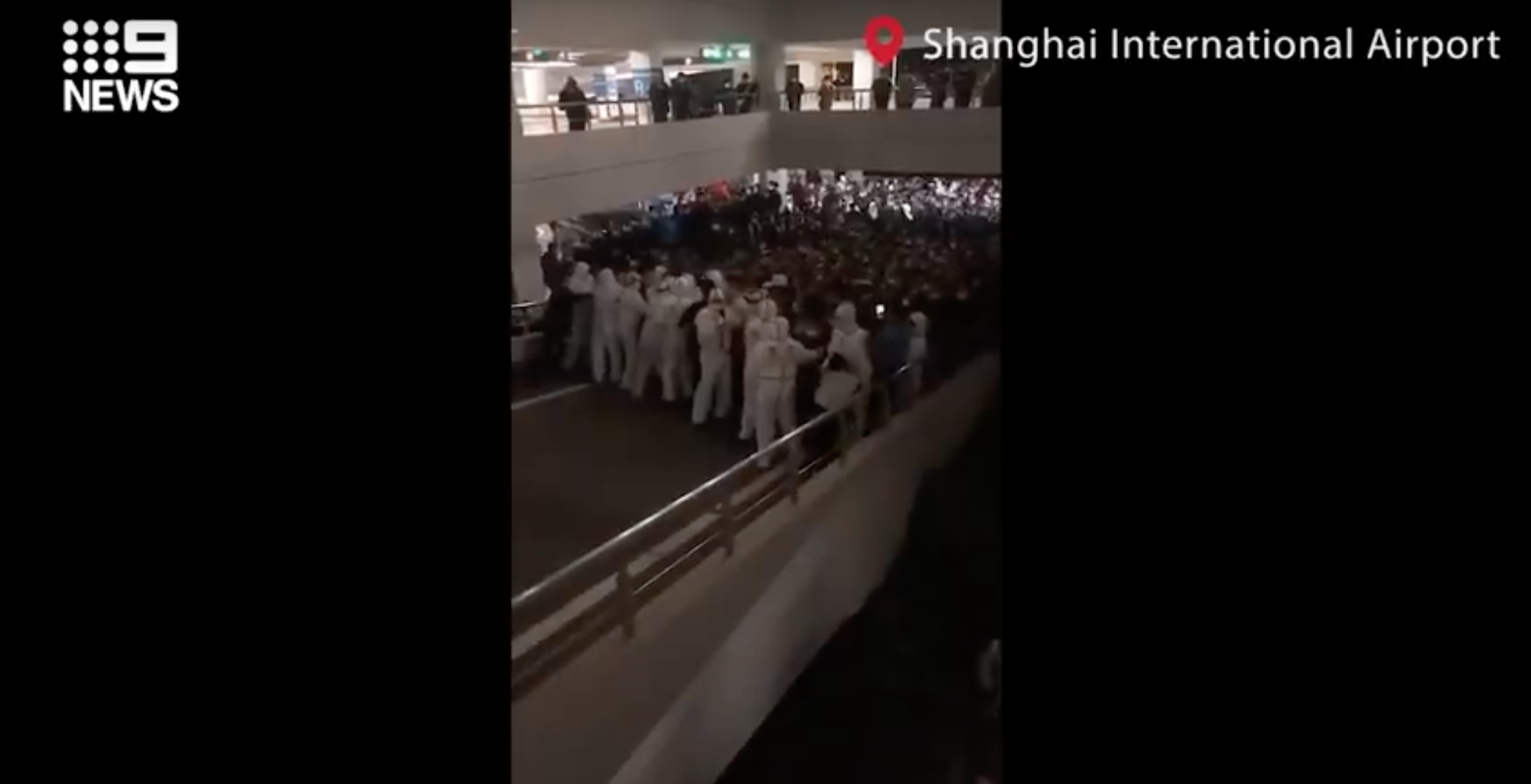 В Шанхае из-за двух зараженных коронавирусом сотрудников оцепили целый аэропорт с десятками тысяч человек <br>