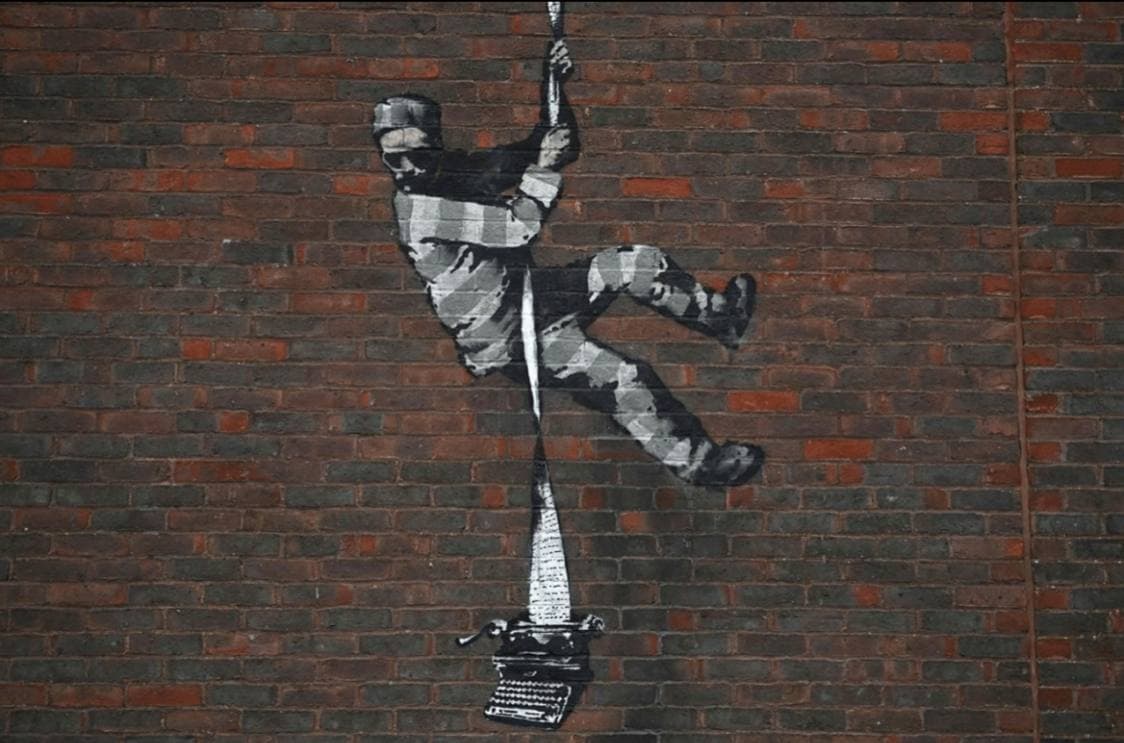 Бэнкси опубликовал видео создания граффити на здании тюрьмы, в которой сидел Оскар Уайльд
