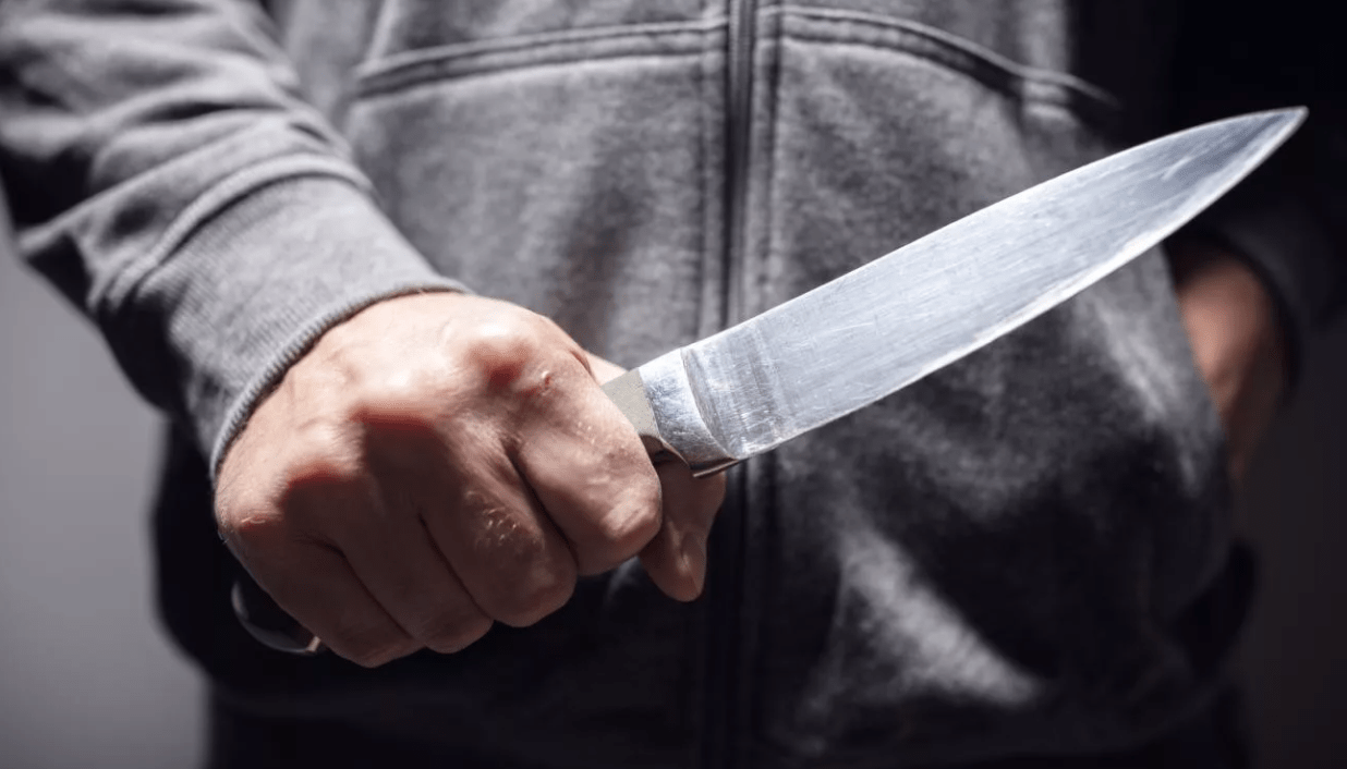 В Узбекистане парень нанес ножевые ранения двум молодым людям: есть погибшие