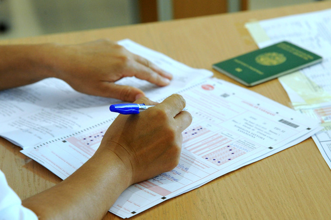 По Узбекистану абитуриенты за сотни долларов получили тестовые вопросы для получения национального сертификата