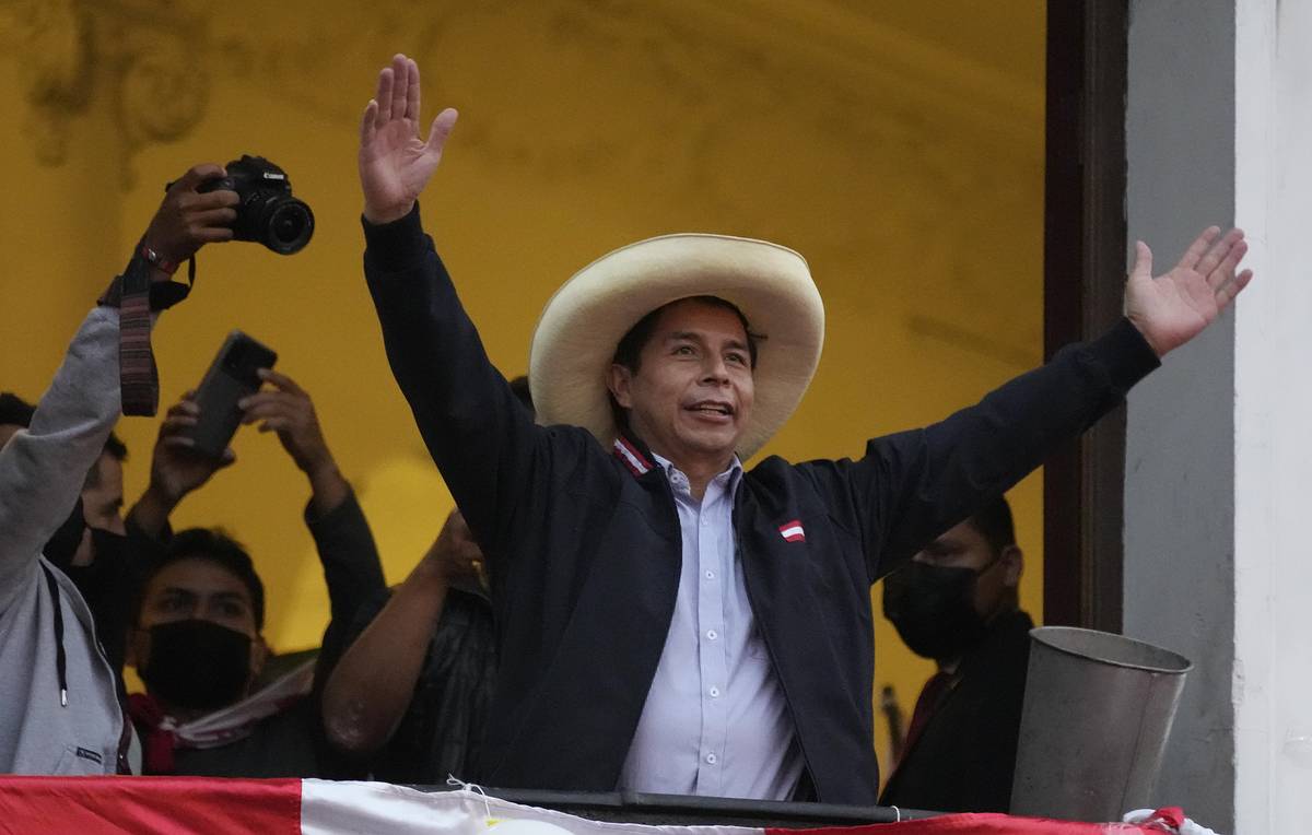 Бывший сельский учитель стал президентом Перу