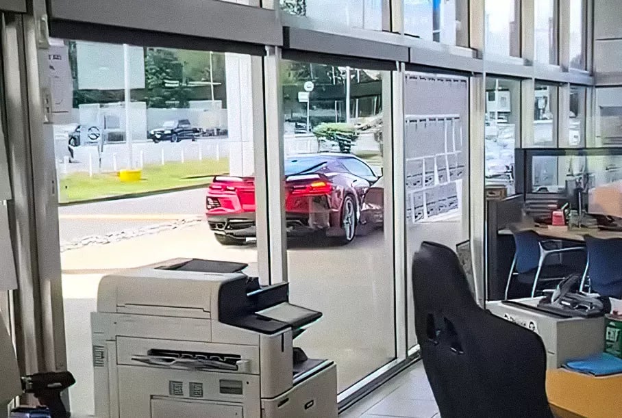 Мужчина угнал новый Chevrolet Corvette прямо из салона во время презентации