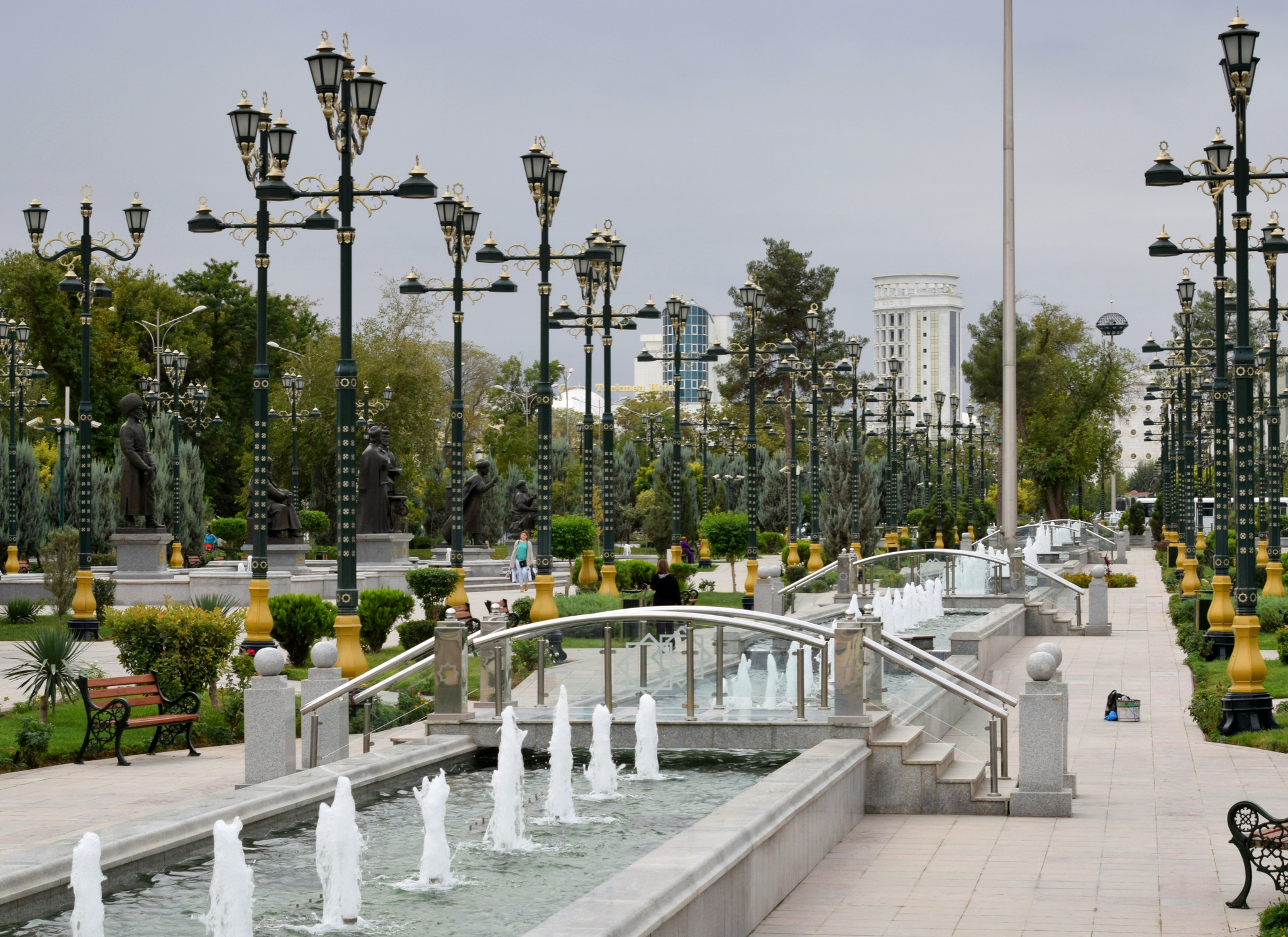 В столице Туркменистана полиция запрещает парням и девушкам находиться вместе в парках: в случае задержания, их доставляют в отделение полиции