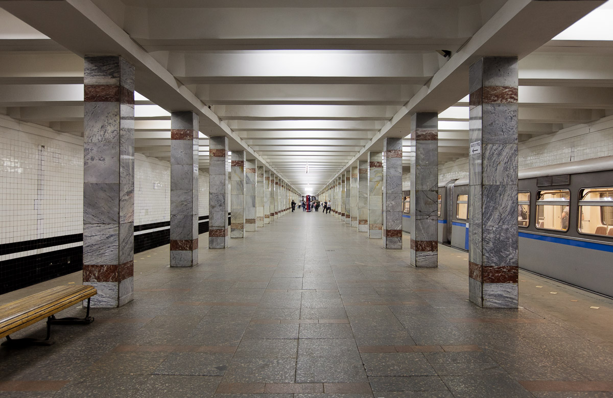 В столичном метрополитене пассажиров высадили из-за неисправности дверей поезда