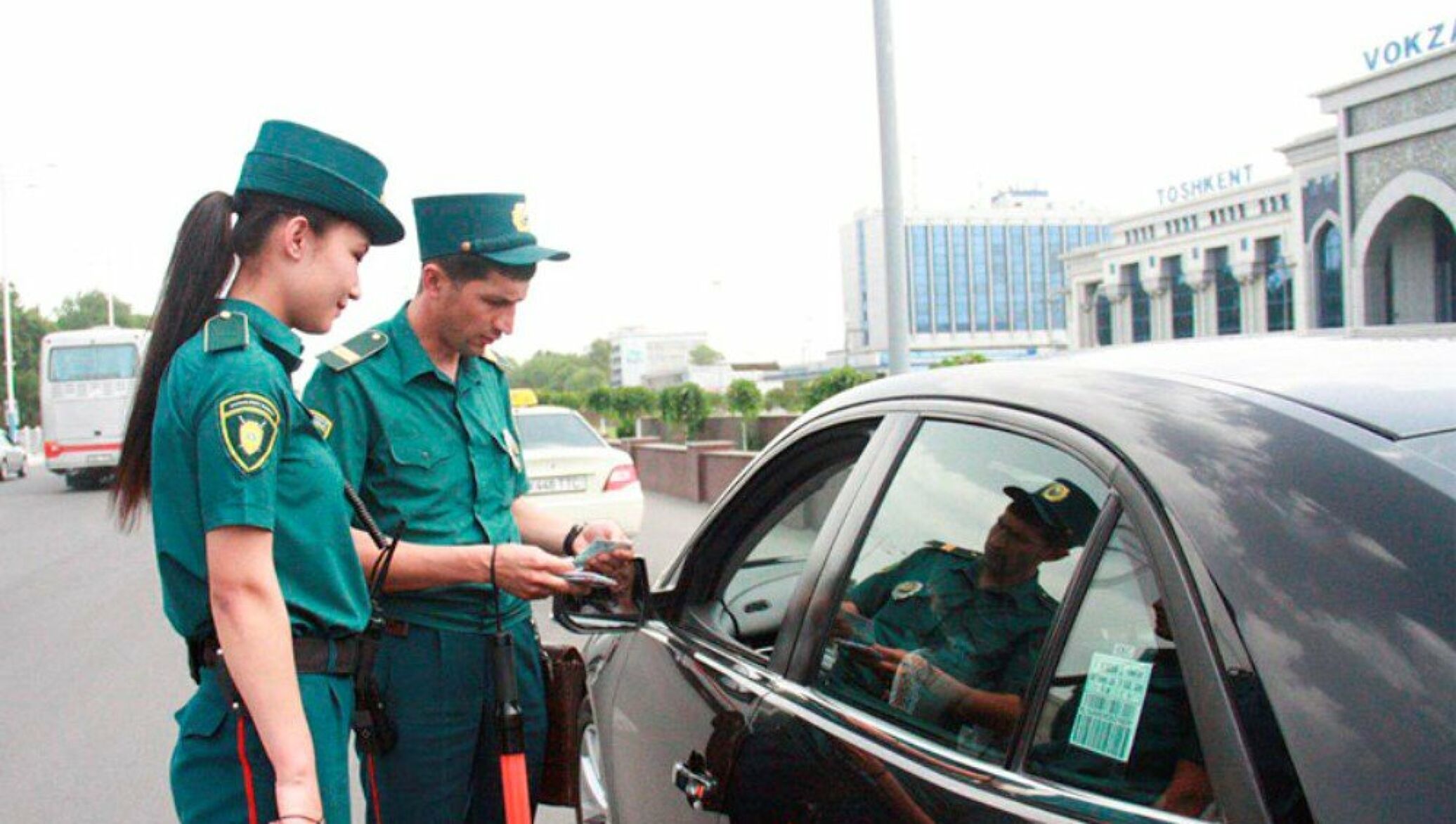 В Ташкенте пьяный мужчина устроил скандал на улице во время патрульной службы