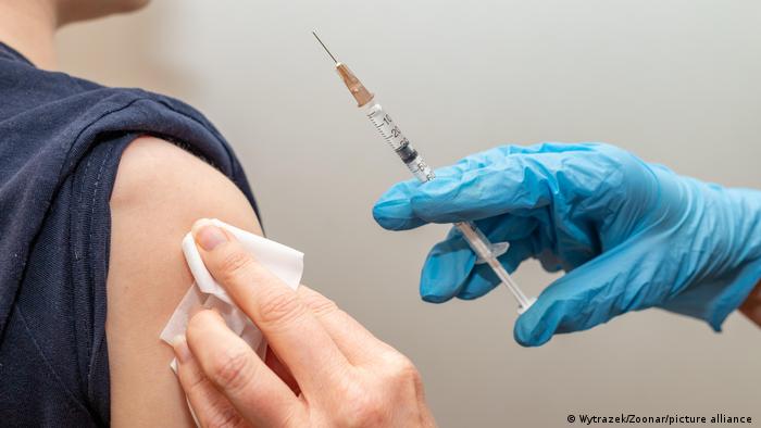 Зачем нужна бустерная доза вакцины и чем она отличается от дополнительной?