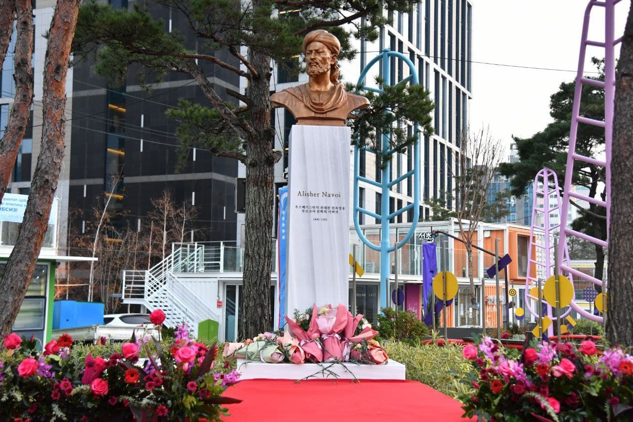 В Сеуле установлен памятник Алишеру Навои