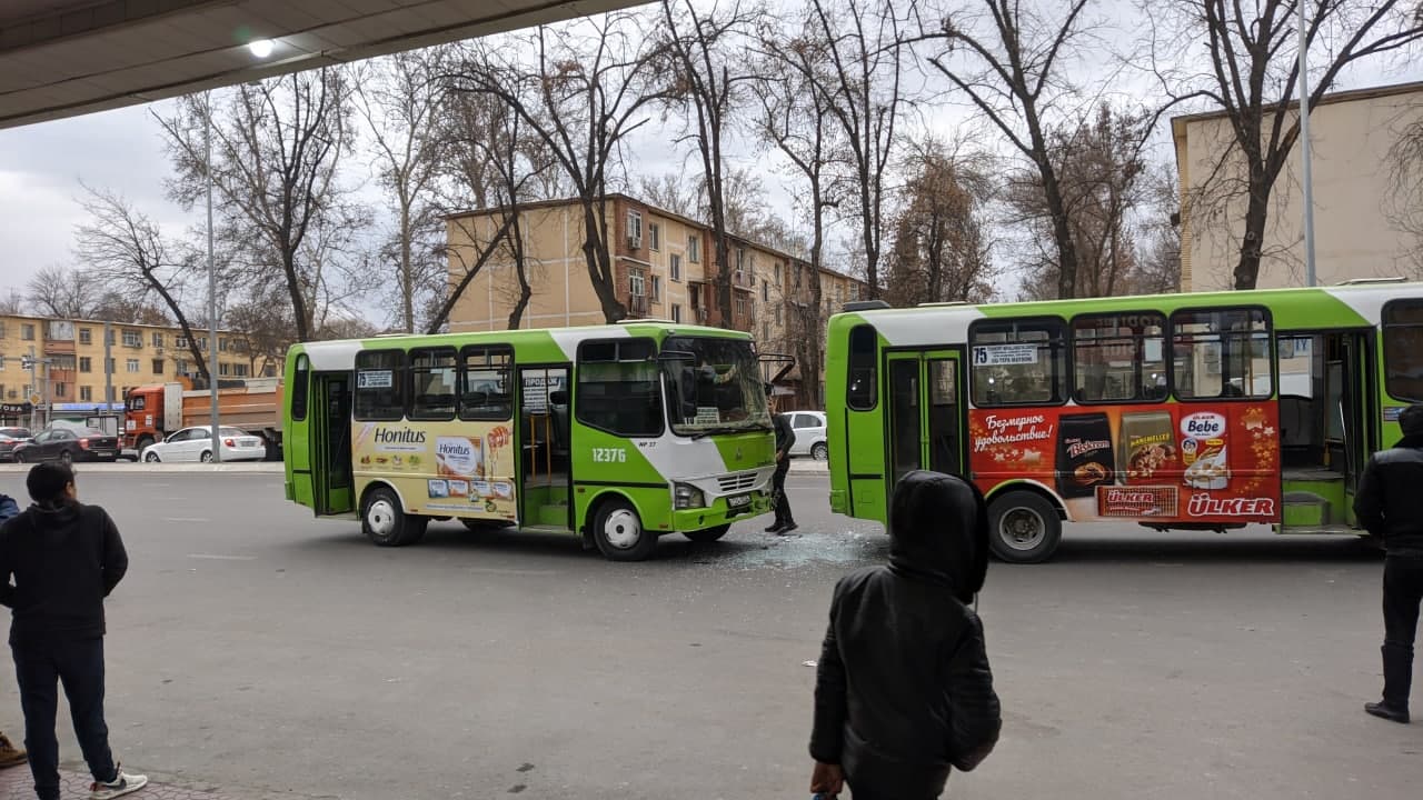 Bus-racing: в Ташкенте столкнулись два автобуса с одинаковым номером маршрута