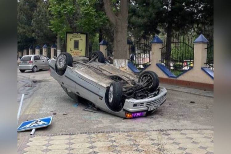 В центре Ташкента BMW перевернулся и врезался в дерево — видео