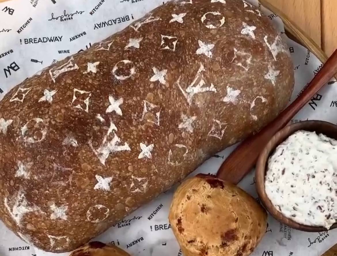 В одном из кафе России начали выпускать хлеб Louis Vuitton — видео