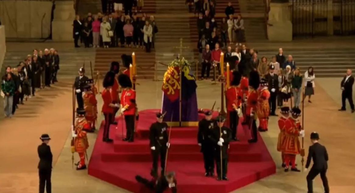 Королевский стражник потерял сознание на дежурстве у гроба Елизаветы II – видео