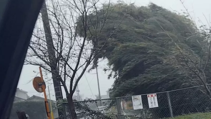 Мощный тайфун обрушился на юг Японии — видео