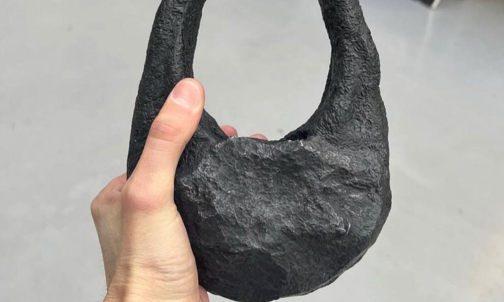 Бренд Coperni сделал сумочку из метеорита