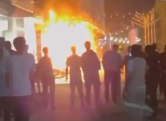 В Карши загорелись кафе и парикмахерская, есть пострадавший (видео) 