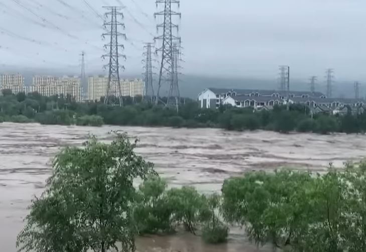 Наводнения в Пекине унесли жизни более 30 человек (видео)