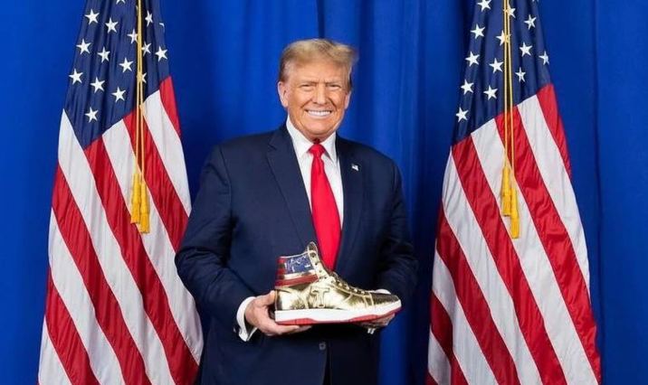 Дональд Трамп выпустил свою коллекцию золотых кроссовок