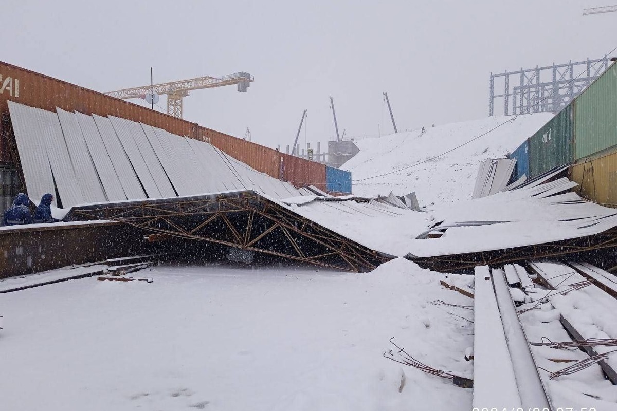 На стройплощадке фабрики АГМК обрушился навес: есть погибшие и пострадавшие