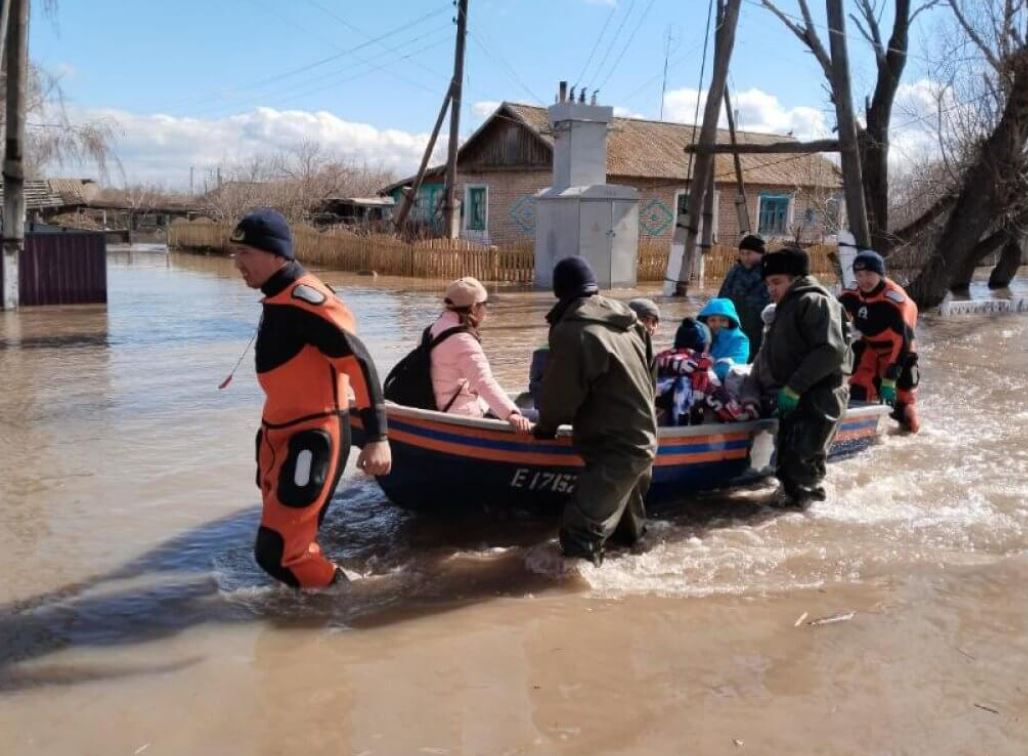 Паводки в Казахстане: число эвакуированных превысило 100 тысяч