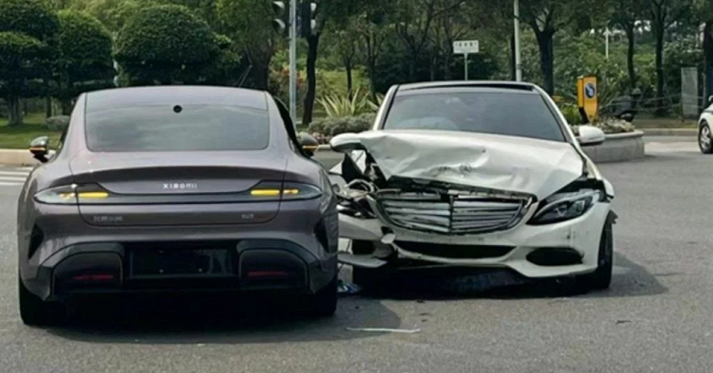 На дорогах Китая автомобили Xiaomi и Mercedes-Benz столкнулись в ДТП