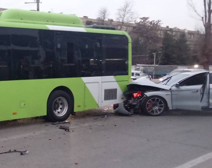 Toshkentda BYD va avtobus toʻqnashdi