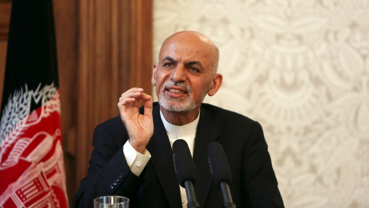 Президент Афганистана покинул пост