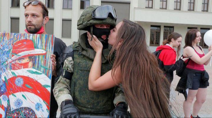 В Минске протестующие пообнимались и подарили цветы военным
