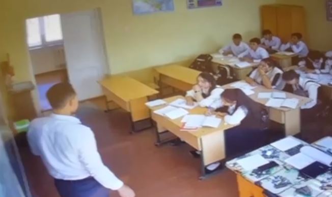 В Намангане школьники устроили драку с учителем — видео