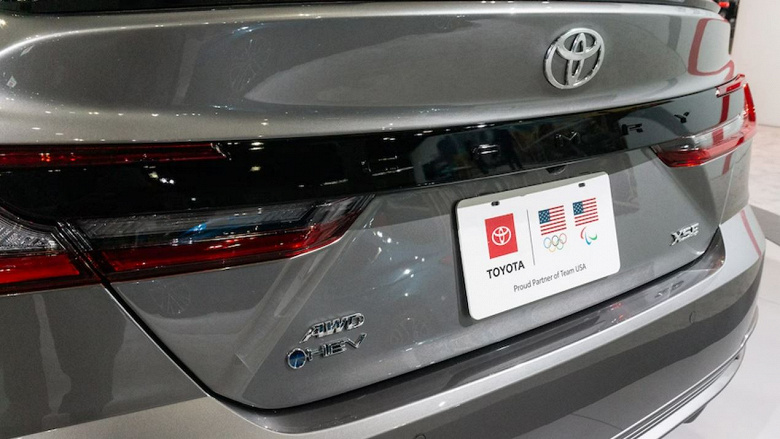 В Toyota объяснили, почему у нового поколения Camry не тот логотип