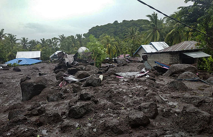 Разрушительное наводнение в Индонезии унесло более 50 человеческих жизней
