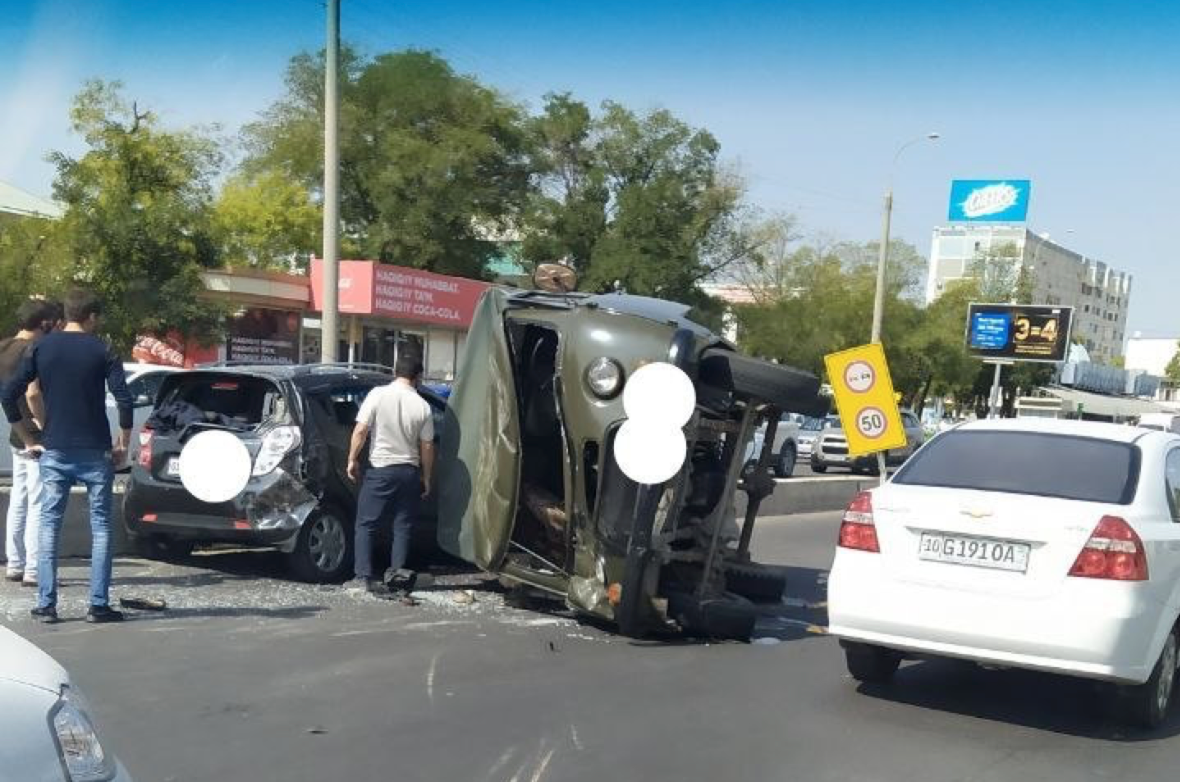 В Ташкенте «Спарк» въехал в «УАЗ», перевернулся на соседнее авто и после скрылся с места происшествия 