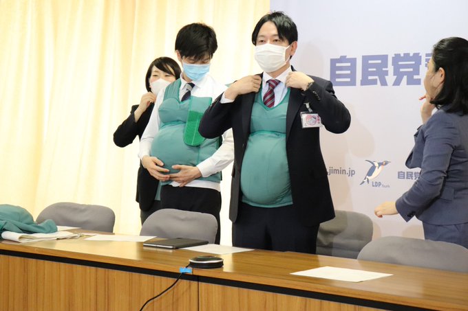 В Японии мужчины-политики надели искусственные животы и грудь, пытаясь понять, что чувствуют беременные