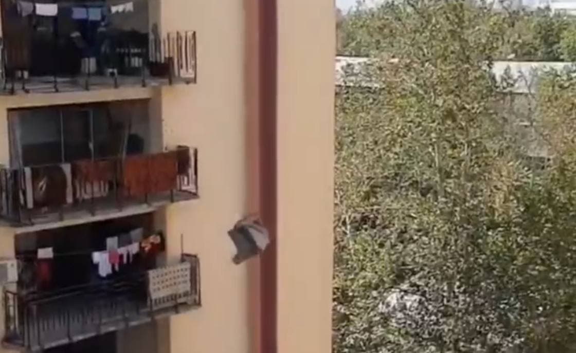 В Ташкенте пьяная женщина выбросила кресло с девятого этажа: ей было лень выносить через подъезд старую мебель - видео