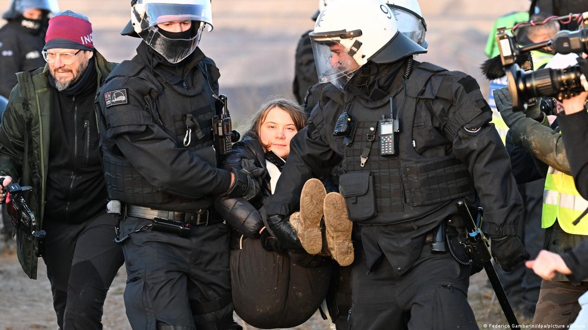 Полиция Германии задержала и унесла с протестов экоактивистку Грету Тунберг