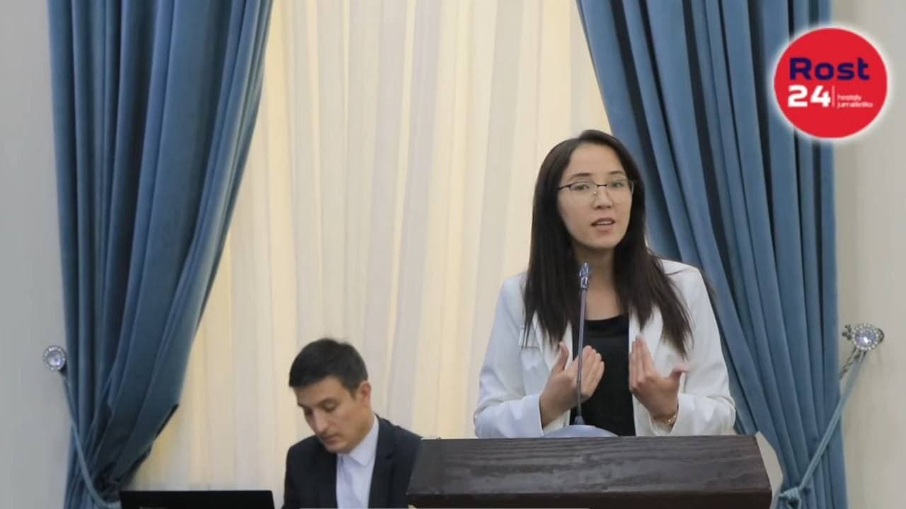 Узбекская журналистка отчитала власти за использование русского языка - видео