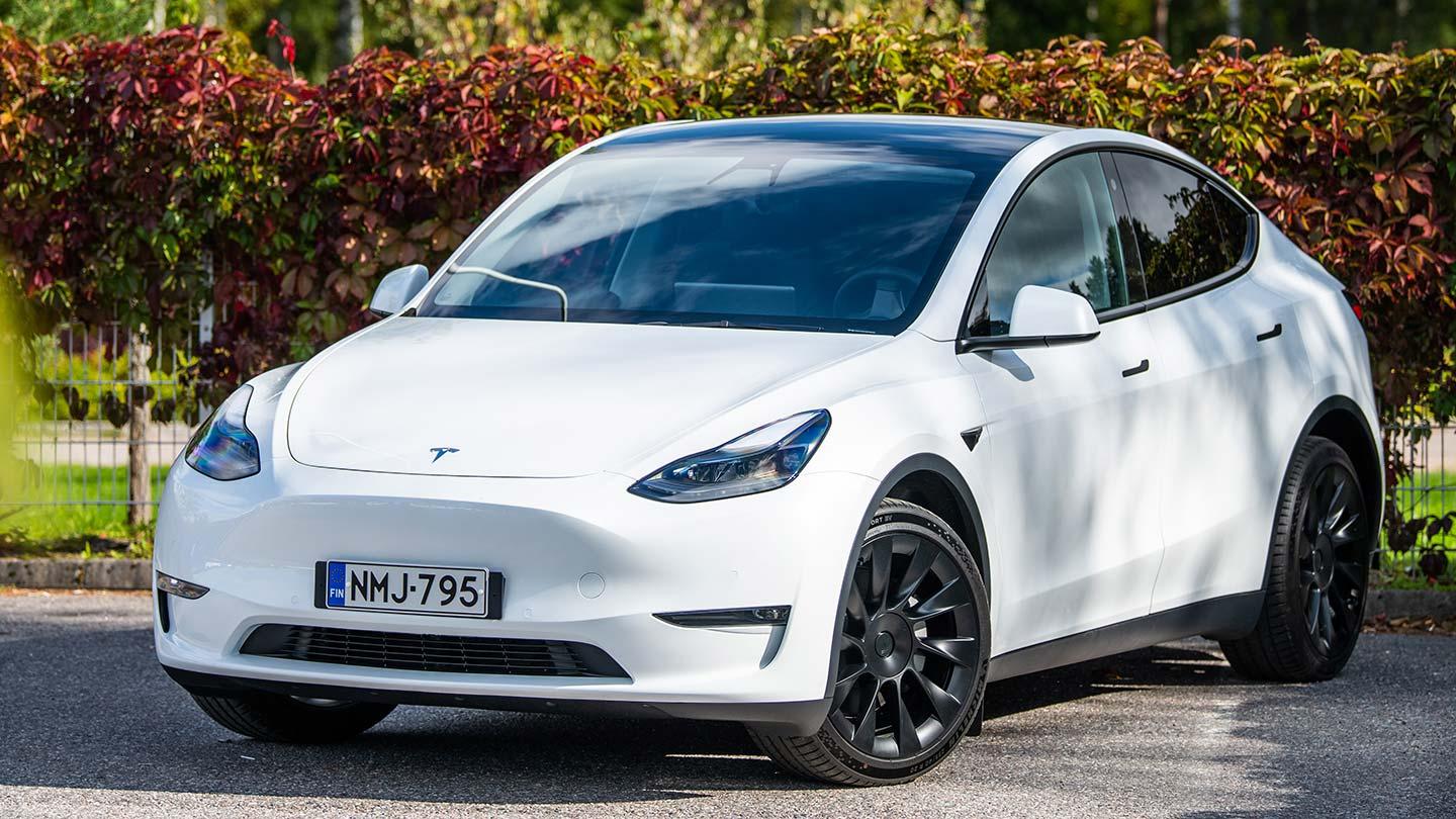 Все автомобили с ДВС проиграли по продажам Tesla Model Y