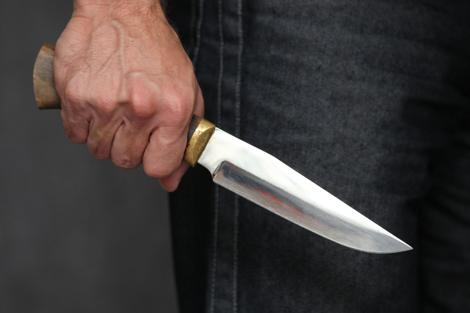 В Намангане мужчина пырнул своего знакомого ножом