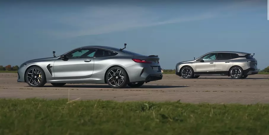 Два мощных BMW свели в гонке