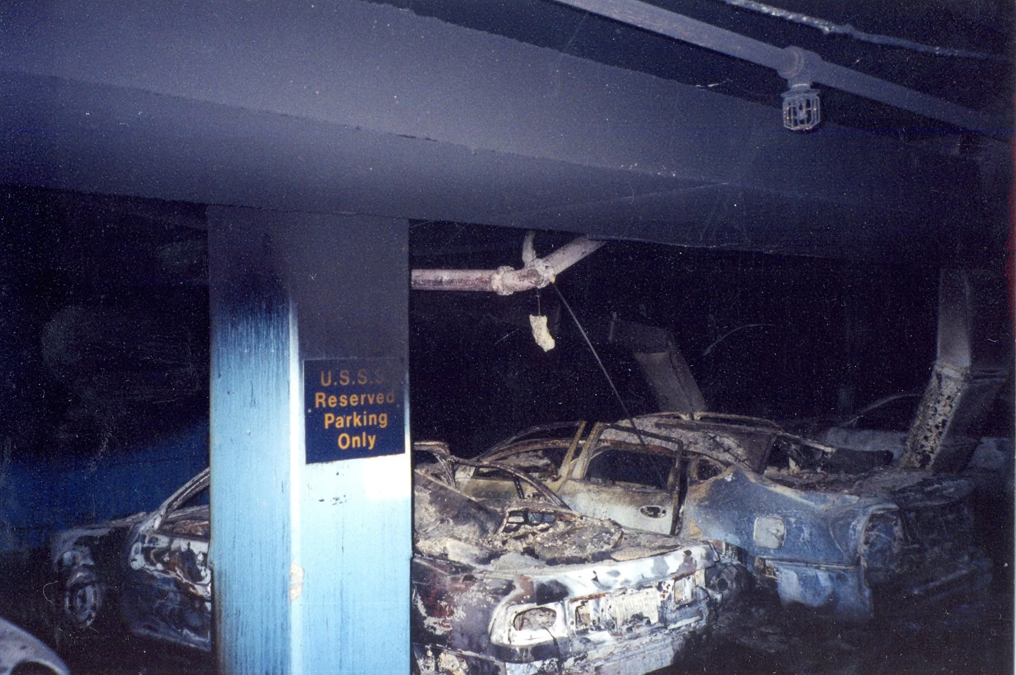Бронированные лимузины Секретной службы США на парковке их бывшего офиса. Его разрушили во время теракта
