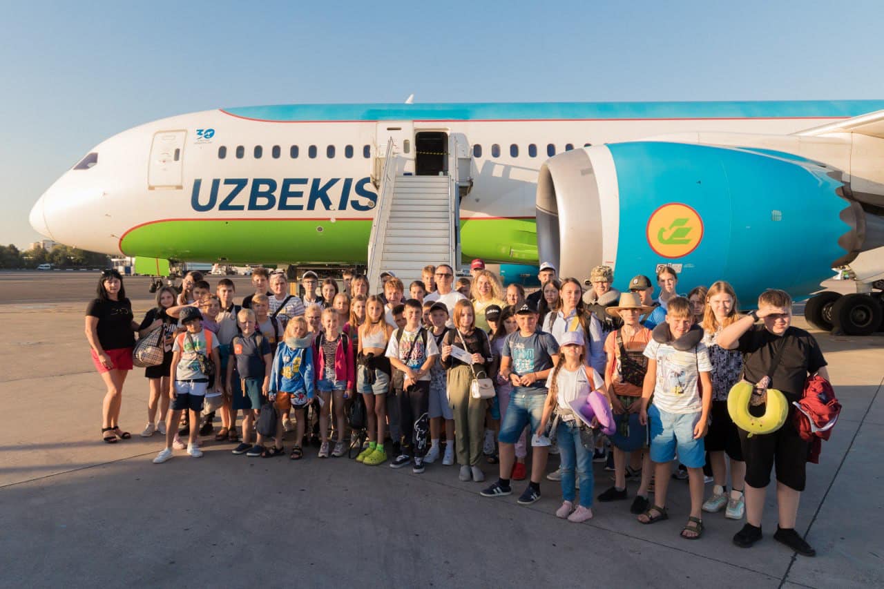 Детей из Украины доставили на реабилитацию в Узбекистан