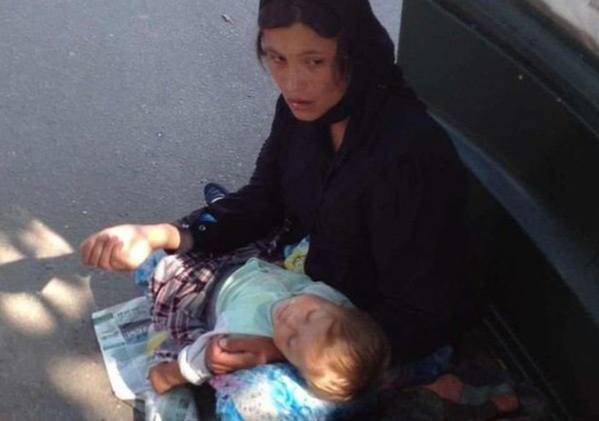 В Узбекистане женщины-попрошайки с грудными детьми вышли на проезжую часть, подвергая себя и их опасности